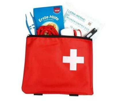 La trousse contient les éléments de premier secours